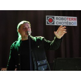 Zpěvák a skladatel Petr Kolář na předvánočním večírku firmy Roboterm spol. s r.o.